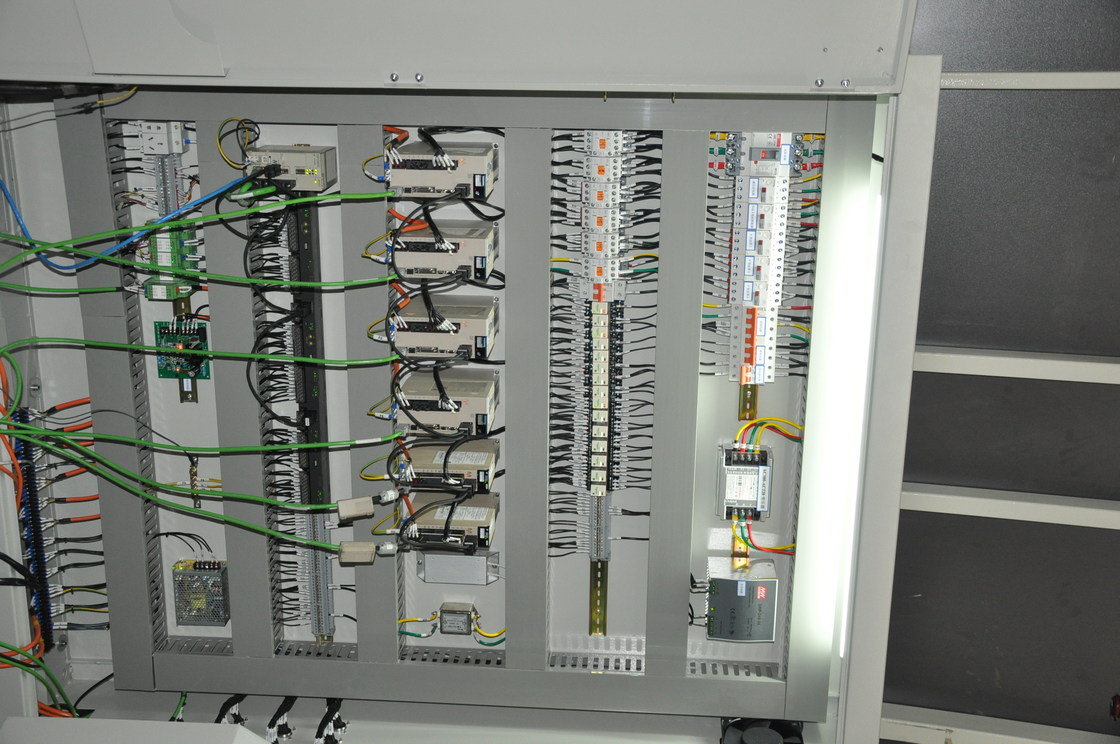 Linea di produzione di vetro d'isolamento verticale/servomotori d'isolamento del robot 8 di vetro di sigillamento