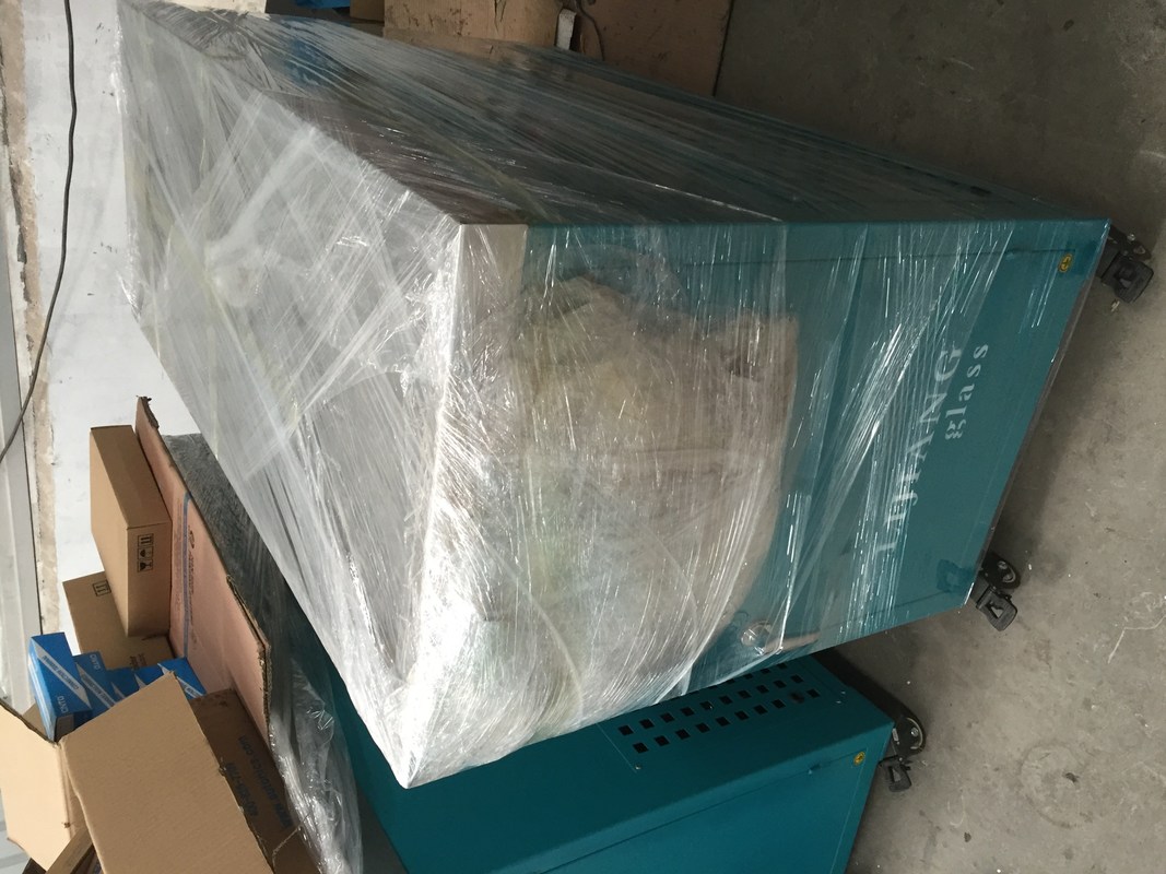 Il congelatore della pistola di colla è utilizzato nel processo della colla del vetro di controllo centrale e la pistola di colla manuale è immagazzinata in