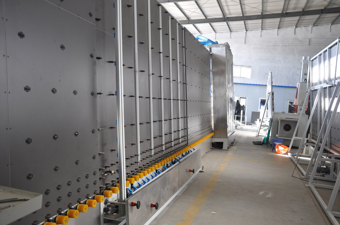 la linea di produzione di vetro d'isolamento 1.Vertical LJBZ2535G adotta il sistema di controllo di SIEMENS, tiene la prestazione stabile