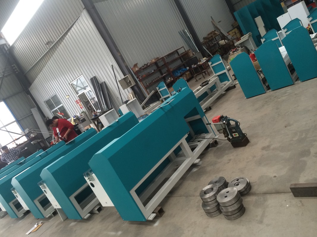 La macchina butilica dell'espulsore LJTB01 è utilizzata per la diffusione delle strutture di alluminio del distanziatore anche con il butile caldo della colata.