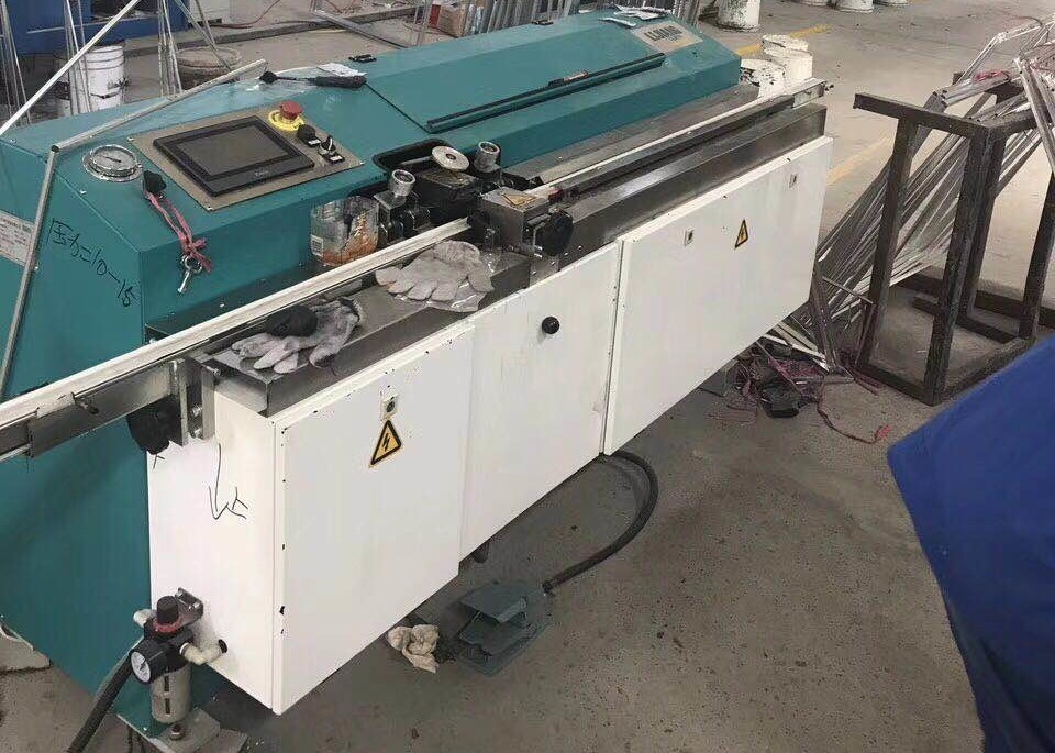 La macchina butilica dell'espulsore LJTB01 è utilizzata per la diffusione delle strutture di alluminio del distanziatore anche con il butile caldo della colata.