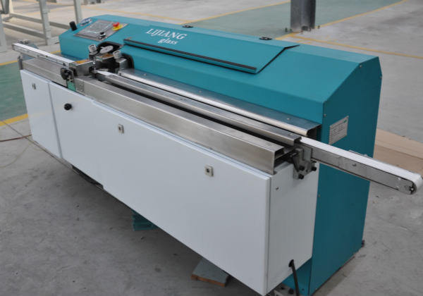 Il tipo di macchina butilica dell'espulsore LJTB01 è usato per la diffusione delle strutture di alluminio del distanziatore anche con il butile caldo della colata