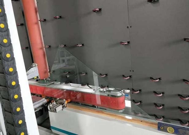 Levigatrice di vetro verticale del bordo 3000r/min di vetro E basso per la macinazione di vetro isolata della cinghia