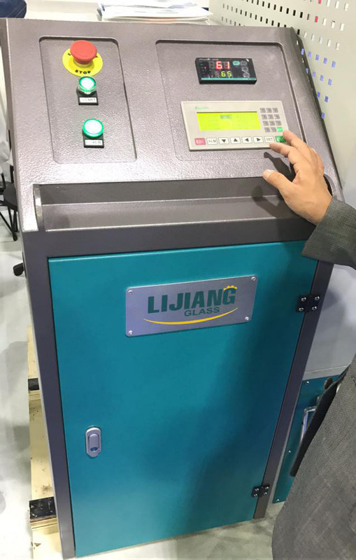 La macchina di rifornimento disseccante LJGZ2020 può raggiungere automaticamente automaticamente le azioni dei luoghi di perforazione nel telaio del distanziatore