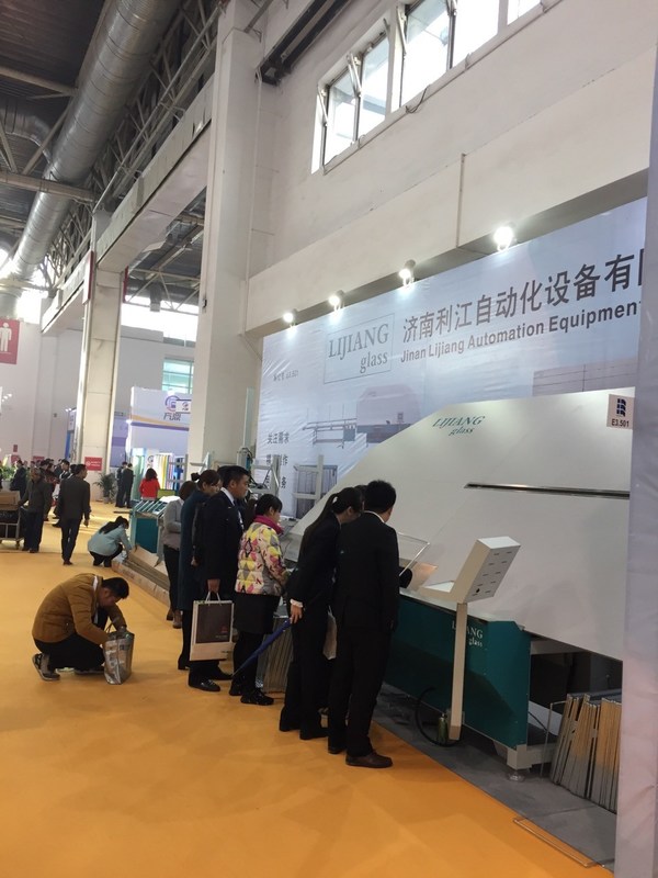 La macchina piegatubi del distanziatore automatico è un'attrezzatura speciale per la fabbricazione delle strutture di alluminio del vetro d'isolamento