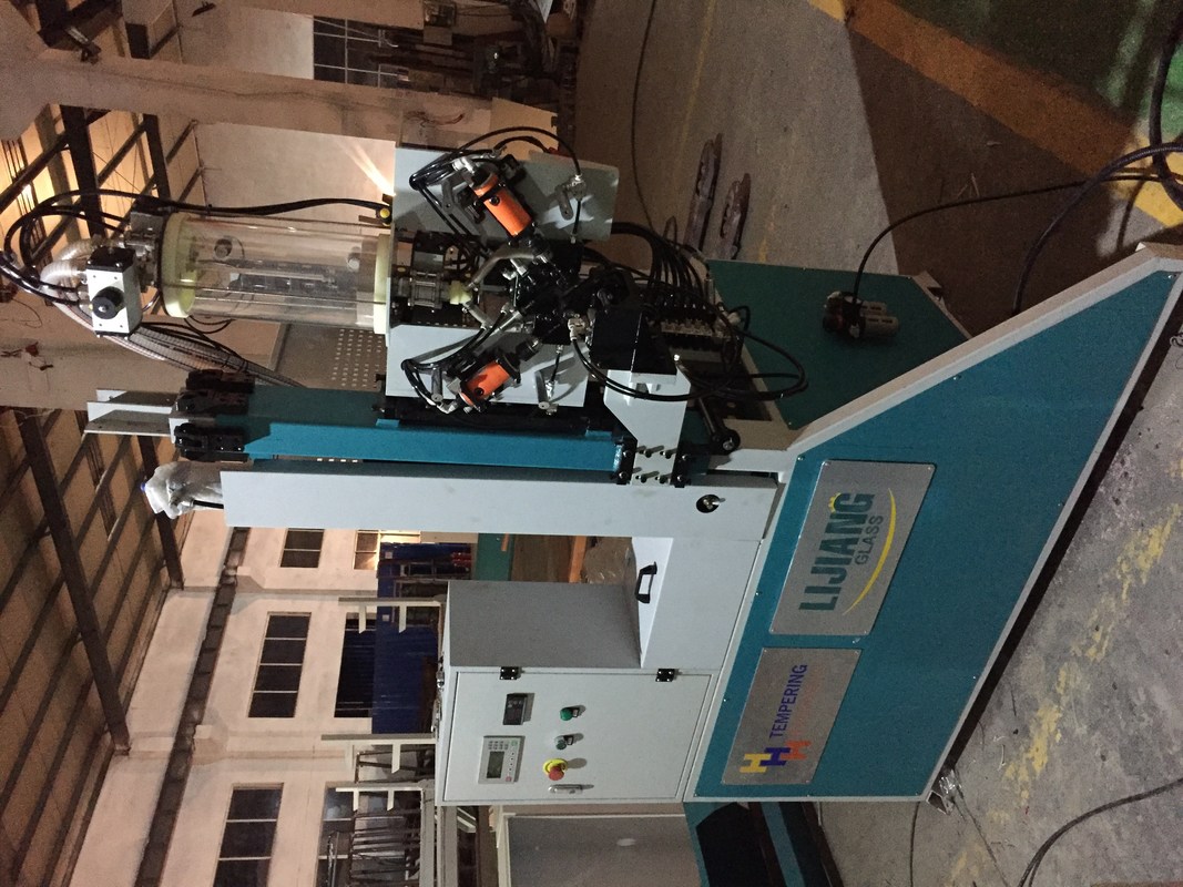 La macchina di rifornimento disseccante può raggiungere automaticamente automaticamente le azioni dei luoghi di perforazione nei telai del distanziatore