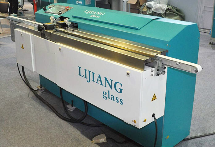 Il tipo di macchina butilica dell'espulsore LJTB01 è usato per la diffusione delle strutture di alluminio del distanziatore anche con il butile caldo della colata.