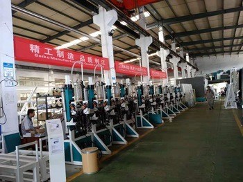 La linea di produzione di vetro d'isolamento verticale, può produrre due IGU per volta, l'argon riempito