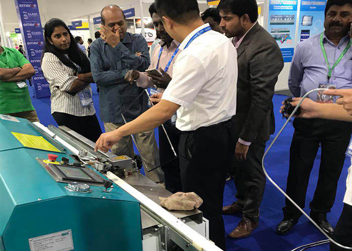 Macchina butilica automatica dell'espulsore utilizzata per ricoprire la struttura del distanziatore per la sigillatura del vetro doppio