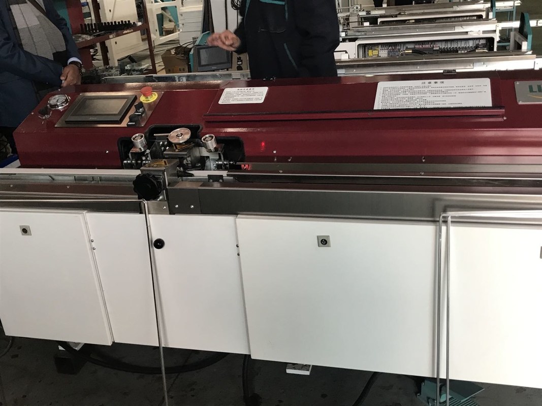 Macchina butilica automatica dell'espulsore utilizzata per ricoprire la struttura del distanziatore per la sigillatura del vetro doppio