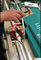 Il distanziatore di alluminio incornicia la macchina butilica dell'espulsore 110C con il butile caldo della colata